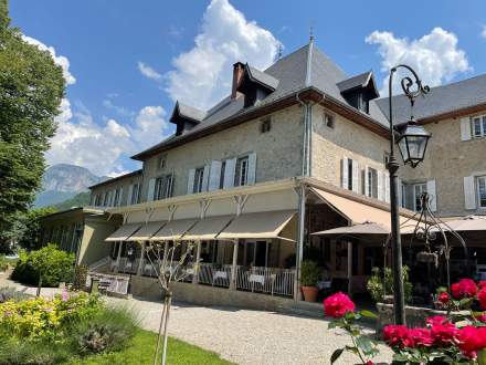 Chateau des comtes de Challes · extérieur · Hôtel Challes-les-Eaux