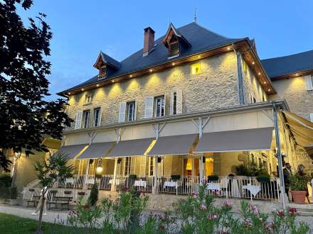 Chateau des comtes de Challes · extérieur · Hôtel Challes-les-Eaux